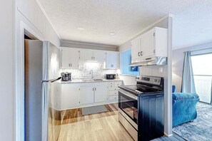 Fridge, microwave, oven, stovetop - Near beach & boardwalk, with modern amenities - Golden Gate community (Ocean City)
