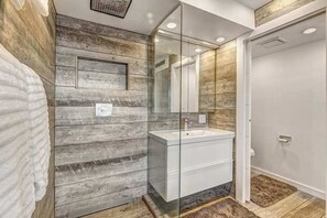 Shower, towels - 15th-floor oceanfront condo with pool, central AC & beach access (Ocean City)