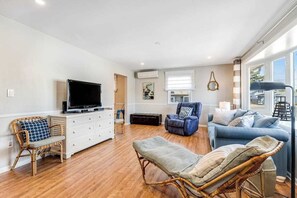 TV, offices - Spacious Family Home with Full Kitchen & Deck - Close to the Beach (Ocean City)