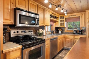Fridge, microwave, oven, stovetop - Historic Grand Lake Cabin | Walk to Town & RMNP (Grand Lake)