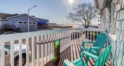 Adorable, waterfront beach cottage w/ bay view, full kitchen, & free WiFi
