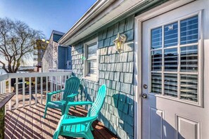 Property grounds - Adorable, waterfront beach cottage w/ bay view, full kitchen, & free WiFi (Ocean City)