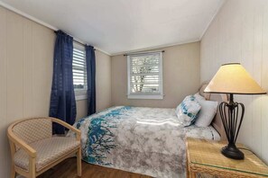 WiFi, bed sheets - Adorable, waterfront beach cottage w/ bay view, full kitchen, & free WiFi (Ocean City)