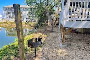 Terrace/patio - Adorable, waterfront beach cottage w/ bay view, full kitchen, & free WiFi (Ocean City)