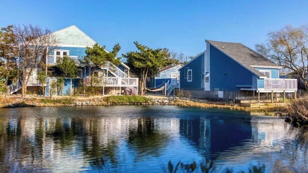 Una proprietà sul lungomare con una casa, un molo e una piccola barca.