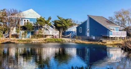 Adorable, waterfront beach cottage w/ bay view, full kitchen, & free WiFi