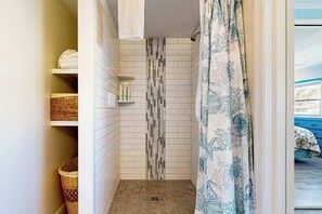 Shower, hair dryer, towels - Bayfront mobile home with private dock, shared pools, & tennis court (Ocean City)