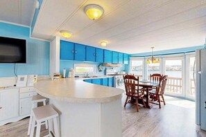 Fridge, microwave, oven, stovetop - Bayfront mobile home with private dock, shared pools, & tennis court (Ocean City)