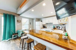 Fridge, microwave, oven, stovetop - La Vista Bay 112 and 114 on 75th St Combo -A,B (Ocean City)