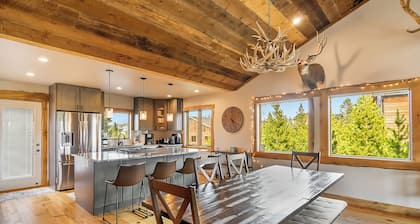 Square House | Lake Views, Hot Tub & Trails