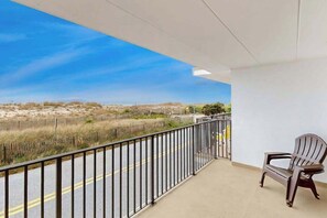 Terrace/patio - Oceanfront oasis w/ great views, central AC, shared pool, & beach access (Ocean City)