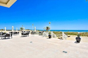 Outdoor dining - Oceanfront Gateway Grand Condo w/ AC, Ocean View, WiFi, W/D, Shared Pools (Ocean City)