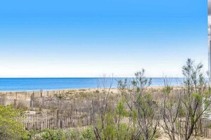 On the beach - Oceanfront Happy House duplex with WiFi, W/D, ocean views, & beach access (Ocean City)
