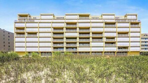 Ein mehrstöckiges Gebäude mit Balkonen, vermutlich ein Hotel oder eine Wohnanlage.