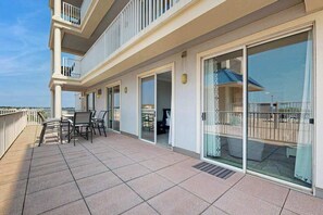 Outdoor dining - Belmont Towers 410 (Ocean City)