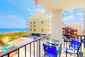 Property grounds - Gorgeous oceanfront condo with pool, central AC, WiFi, balcony water views (Ocean City)