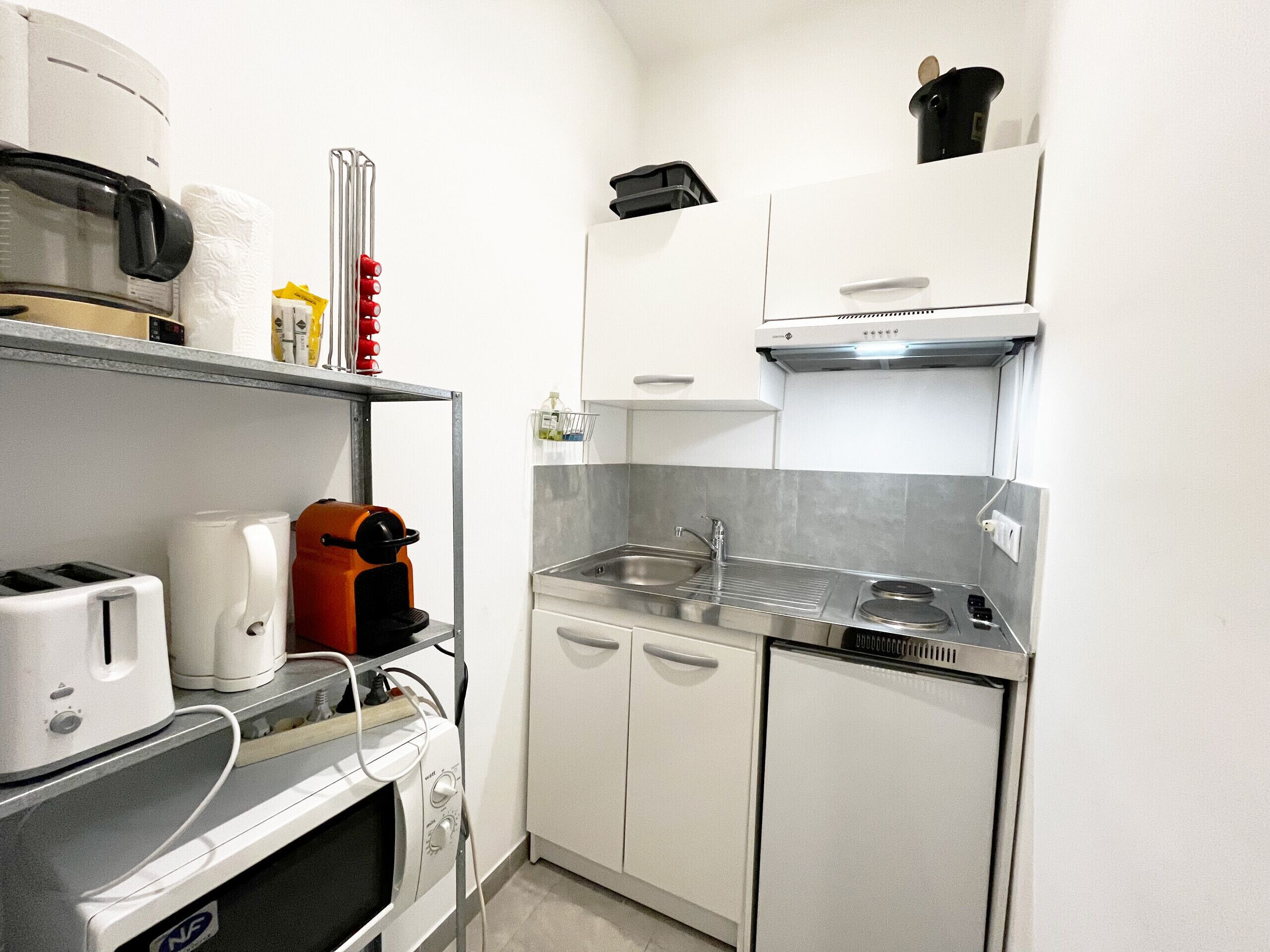 Kjøleskap, mikrobølgeovn, kaffetrakter/tekoker og vannkoker