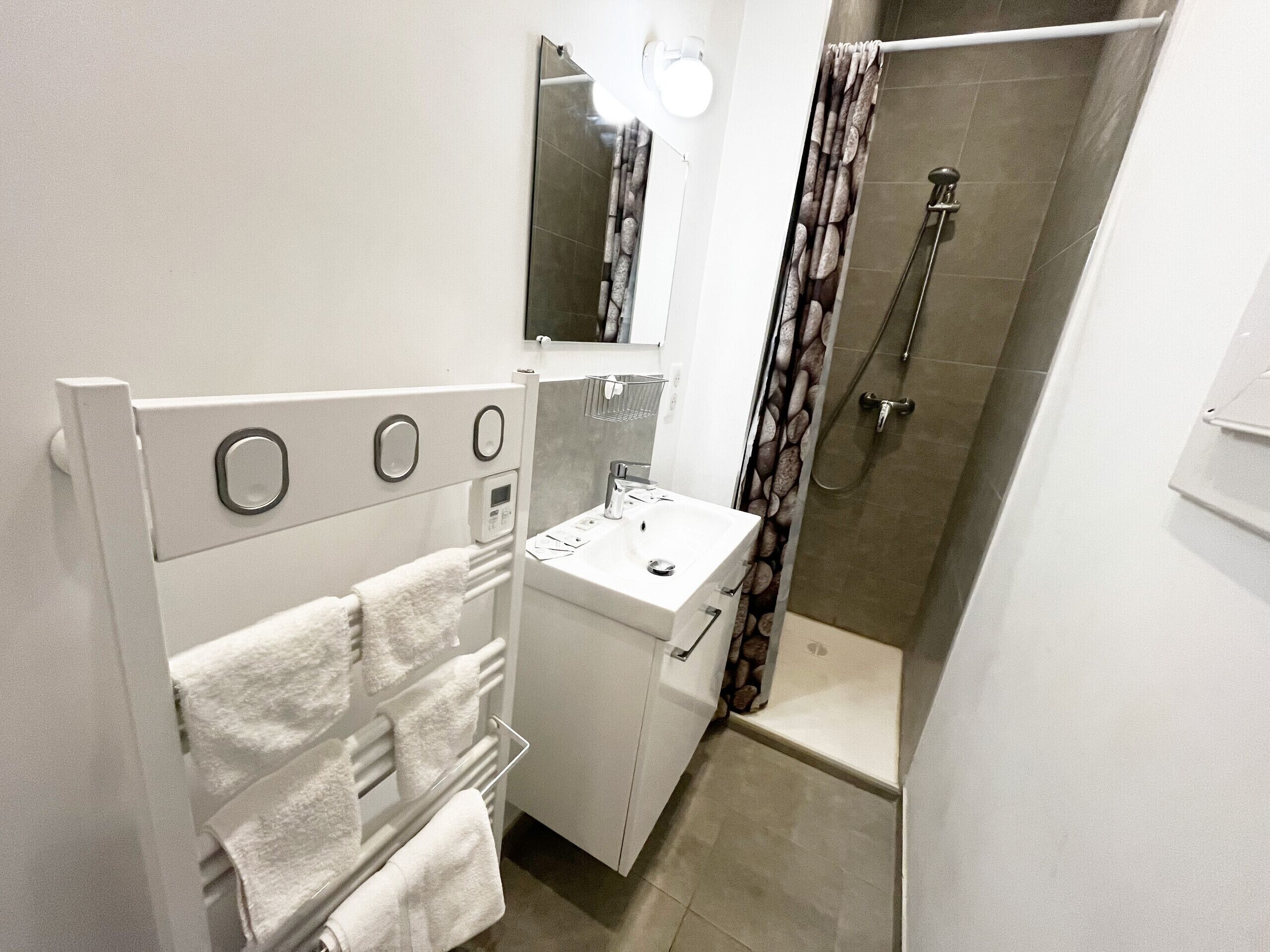 Douche, sèche-cheveux, serviettes fournies