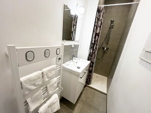 Douche, sèche-cheveux, serviettes fournies