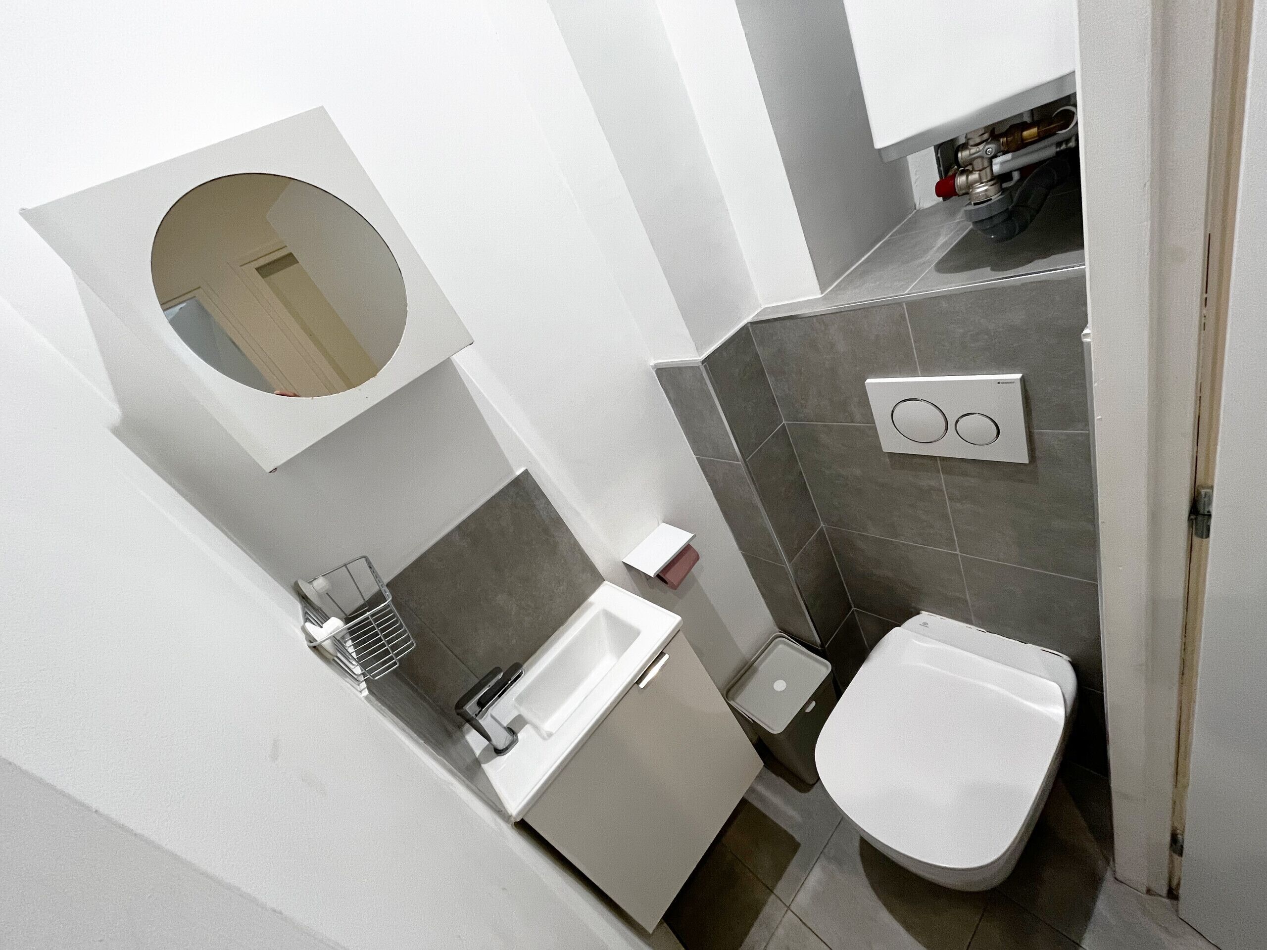 Douche, sèche-cheveux, serviettes fournies