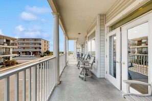 Terrace/patio - Bright, Modern Beach Home Steps From Water w/Ocean Views, Central AC, WiFi, W/D (Ocean City)
