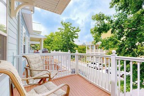 Property grounds - Roomy townhome near Bay with shared pool, AC, & washer/dryer (Ocean City)