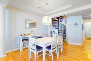 Dining - Stunning Condo Steps From Beach w/Private Washer/Dryer, Free WiFi, & Central AC (Ocean City)
