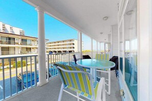 Outdoor dining - Stunning Condo Steps From Beach w/Private Washer/Dryer, Free WiFi, & Central AC (Ocean City)