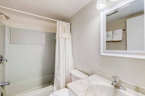 Shower, towels - Oceanfront Condo near the Boardwalk with Balcony, AC & Shared Outdoor Pool (Ocean City)