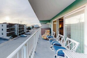 Property grounds - Ocean Block Condo with Balcony, Ocean Views, Central AC, WiFi & Laundry (Ocean City)