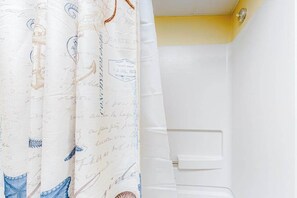 Shower, towels - Ocean Block Condo with Balcony, Ocean Views, Central AC, WiFi & Laundry (Ocean City)