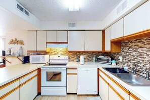 Fridge, microwave, oven, stovetop - Two-Level Condo with Balcony, Central AC, Washer/Dryer & WiFi - Near the Beach (Ocean City)