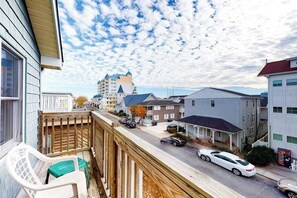 Property grounds - Two-Level Condo with Balcony, Central AC, Washer/Dryer & WiFi - Near the Beach (Ocean City)