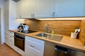 Fridge, microwave, stovetop, dishwasher - Ferienwohnung in Petersdorf auf Fehmarn (Petersdorf)