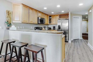 Fridge, microwave, oven, stovetop - Condo in an oceanfront building with side ocean view, pool, gym & garage parking (Ocean City)