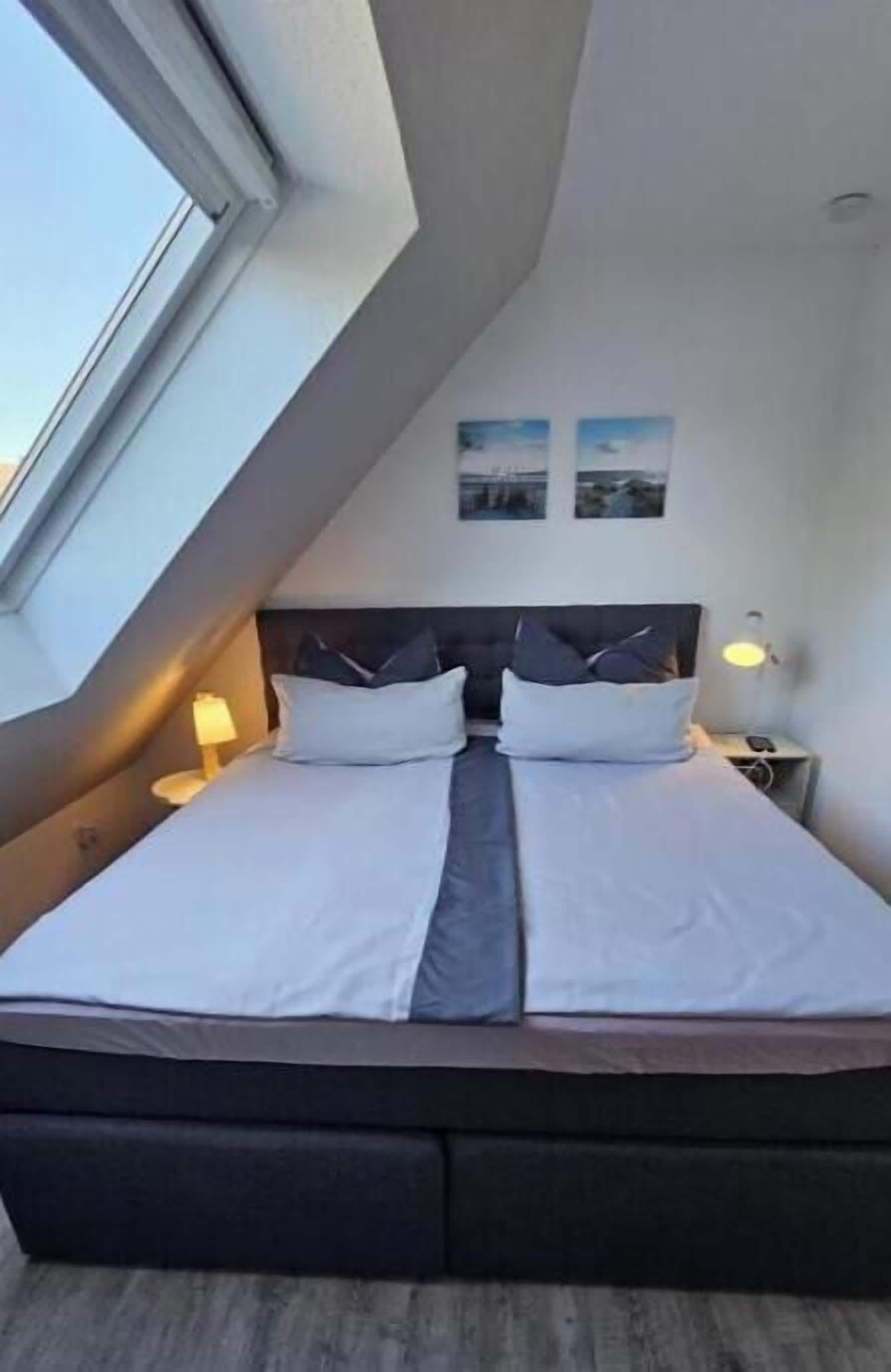 Travel cot, WiFi