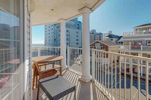 Property grounds - Ocean Block Condo with Large Balcony, AC, WiFi & Laundry - Steps to the Beach (Ocean City)