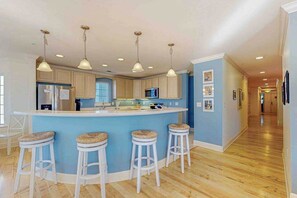 Fridge, microwave, oven, stovetop - Ocean Block Condo with Large Balcony, AC, WiFi & Laundry - Steps to the Beach (Ocean City)