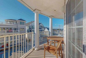 Outdoor dining - Ocean Block Condo with Large Balcony, AC, WiFi & Laundry - Steps to the Beach (Ocean City)
