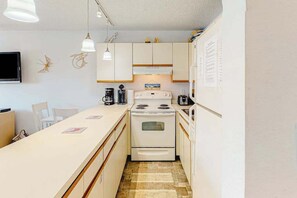 Fridge, microwave, oven, stovetop - Simple, Well-Located Condo with Private Balcony, Fast WiFi & Washer/Dryer (Ocean City)