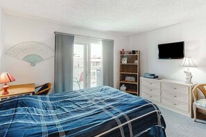 1 bedroom, WiFi, bed sheets - Simple, Well-Located Condo with Private Balcony, Fast WiFi & Washer/Dryer (Ocean City)