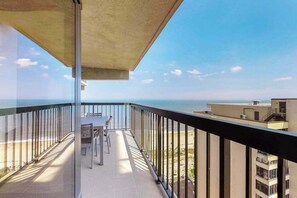 Property grounds - Bright beach condo with great location, balcony, pools, tennis & game room (Ocean City)