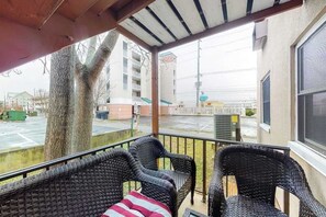 Property grounds - First-Floor, Ocean Block Condo with Patio, AC, WiFi & Laundry - Steps to Beach (Ocean City)