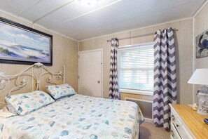 3 bedrooms, WiFi, bed sheets - First-Floor, Ocean Block Condo with Patio, AC, WiFi & Laundry - Steps to Beach (Ocean City)