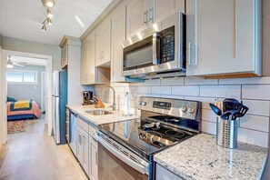 Fridge, microwave, oven, stovetop - Bayshore Central 42 (Ocean City)