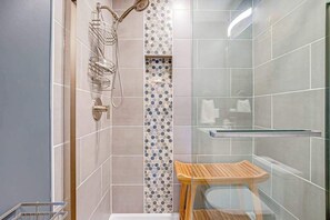 Shower, towels - Bayshore Central 42 (Ocean City)