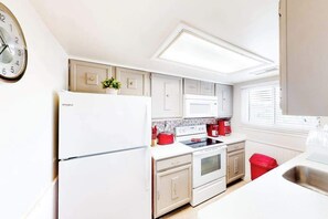 Refrigerador, microondas, horno y lavavajillas