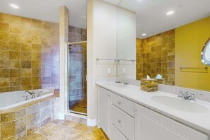 Shower, hair dryer, towels - Oceanfront condo with rooftop pool, washer/dryer & AC (Ocean City)