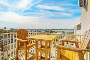 Outdoor dining - Oceanfront condo with rooftop pool, washer/dryer & AC (Ocean City)