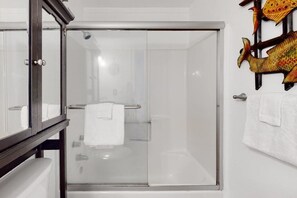 Dusche, Haartrockner, Handtücher